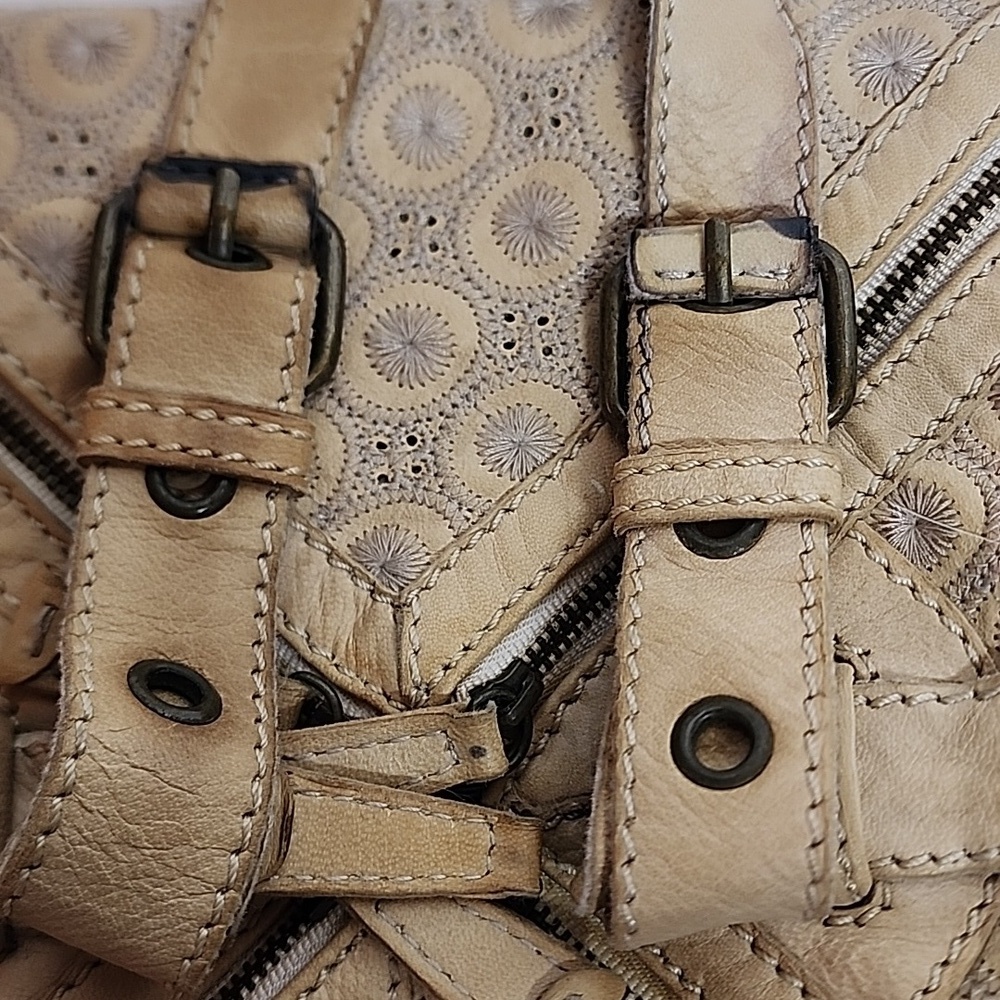 Vintage Y2K BCBG Maxaria Tan Unique Rare Handbag. - Picture 3 of 13